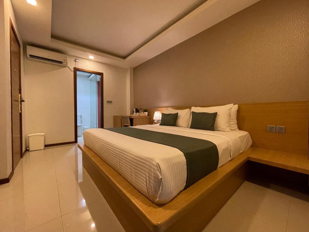 Huvan Beach Hotel At Hulhumale Exteriör bild