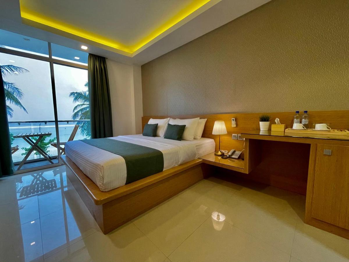 Huvan Beach Hotel At Hulhumale Exteriör bild